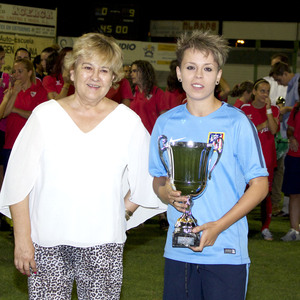 Temporada 14-15. Amanda recibe el trofeo de subcampeonas del torneo en Pozoblanco.