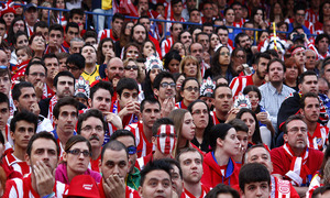Temporada 13-14. Aficionados en el Vicente Calderón durante la Final de Champions. Foto: A. M.