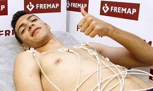 Raúl Jiménez saluda con el pulgar en alto en el electrocardiograma realizado en la clínica Fremap de Majadahonda