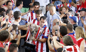 Temporada 14-15. Jornada 2 de Liga. Atlético de Madrid-Eibar. La copa bajando al campo.