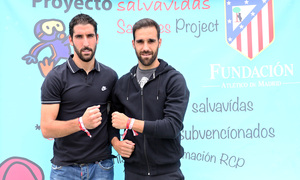 Proyecto Salvavidas. Raúl García y Jesús Gámez posan con la pulsera solidaria. Foto: Ángel Gutiérrez