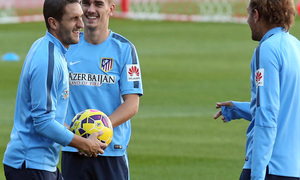 temporada 14/15. Entrenamiento en el estadio Vicente Calderón. Koke bromeando con Cerci durante el entrenamiento