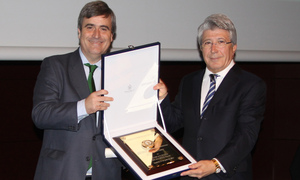 El presidente Enrique Cerezo recibe de manos de Miguel Cardenal (presidente del CSD) la Placa de Oro de la Real Orden del Mérito Deportivo
