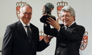 El presidente Enrique Cerezo recibe la Mención Especial con Carácter Extraordinario concedida al club en la Gala del Fútbol de Madrid