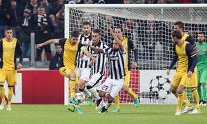 Temporada 14-15. Champions League. Juventus - Atlético de Madrid. Gabi protege el balón ante tres rivales.