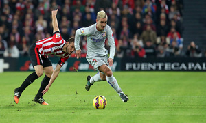 Temporada 14-15. Jornada 16. Athletic de Bilbao - Atlético de Madrid. Griezmann conduce un balón en carrera.