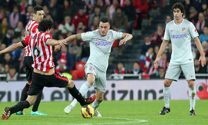 Temporada 14-15. Jornada 16. Athletic de Bilbao - Atlético de Madrid. Giménez roba un balón en defensa.
