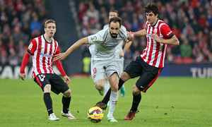 Temporada 14-15. Jornada 16. Athletic de Bilbao - Atlético de Madrid. Juanfran dribla a dos rivales.