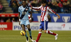 Temporada 14-15. Atlético de Madrid - Rayo Vallecano. Tiago controla el balón ante Manucho.