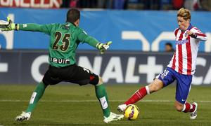 temporada 14/15. Partido Atlético de Madrid Rayo. Torres controlando un balón durante el partido