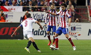 Temporada 14-15. Jornada 25. Sevilla - Atlético de Madrid. Tiago hace un pase con el exterior.