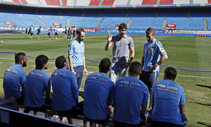 Diego Costa charla con su ex compañeros en el Vicente Calderón