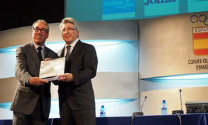 Adelardo y Cerezo recibiendo el premio Corazones Solidarios 2015.