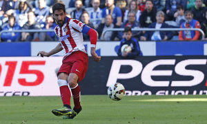 Temporada 14-15. Jornada 32. Deportivo de la Coruña - Atlético de Madrid. Raúl García realiza un pase entre líneas.