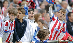 Temporada 14-15. Jornada 33. Atlético de Madrid - Elche. El Día del Niño gozó de gran expectación en la grada.