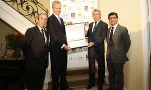 Enrique Cerezo recibe un premio por parte del embajador de Bélgica