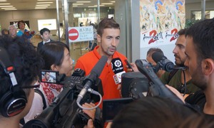 Gabi atendió a los medios de comunicación nada más aterrizar en el aeropuerto de Fukuoka