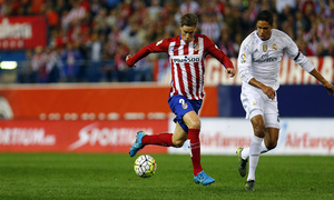 Fernando Torres controla el esférico y se intenta marchar de Varane