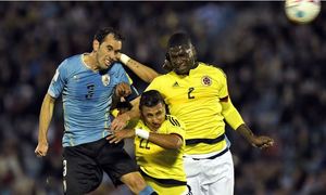 Godín marca un gol de cabeza vistiendo la camiseta de la selección uruguaya