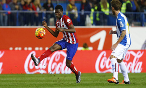 temporada 15/16. Partido Atlético Espanyol.  Thomas controlando un balón durante el partido