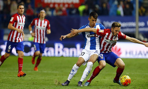 temporada 15/16. Partido Atlético Espanyol.  Saúl luchando un balón durante el partido