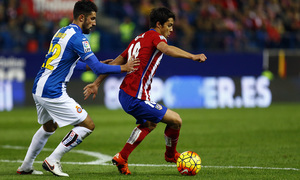 temporada 15/16. Partido Atlético Espanyol.  Óliver luchando un balón durante el partido