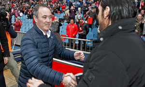 Jim saluda a Simeone antes del partido de Liga en el Calderón entre Valladolid y Atlético de Madrid 
