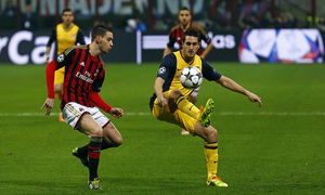 TEMPORADA 2013/14. Champions League. Milan-Atlético. Koke disputa el balón