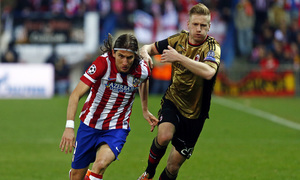 temporada 13/14. Partido Champions League. Atlético de Madrid-AC Milan. Filipe luchando un balón