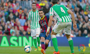 Xavi Hernández filtra un balón en una acción del FC Barcelona - Real Betis de Liga