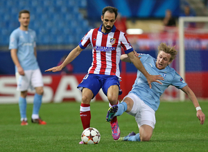 Temporada 14-15. Champions League. Atlético de Madrid-Malmö. Juanfran controla el balón evitando una entrada.