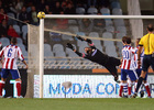 Temporada 14-15. Real Sociedad - Atlético de Madrid. Moyá se estira para atrapar un balón.