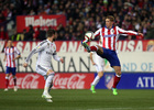 Temporada 14-15. Octavos de final de Copa del Rey. Atlético de Madrid-Real Madrid. Fernando Torres controla un balón.
