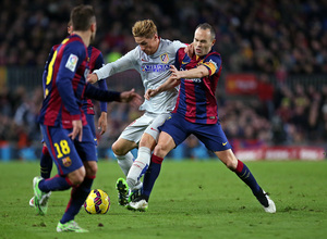 Temporada 14-15. Jornada 18. FC Barcelona-Atlético de Madrid. Torres pelea con Iniesta un balón.