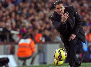 Temporada 14-15. Jornada 18. FC Barcelona-Atlético de Madrid. Simeone entrega un balón al juego.