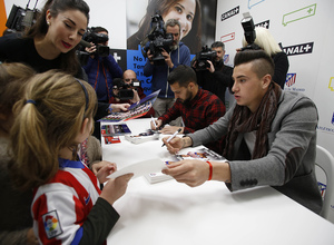 Firma de autógrafos para Canal +. Giménez y Moyá mientras firman a los aficionados.