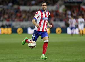 Temporada 14-15. Jornada 25. Sevilla - Atlético de Madrid. Raúl con el balón en los pies.