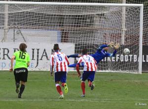 Bernabé detiene el penalti ante el Huesca pero en el posterior rechace los oscenses anotaron el único gol del partido