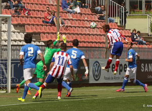Borja González cabecea ante la meta del Athletic B