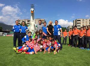 Los jugadores del Atlético Madrileño Alevín posan con la Swaroski Cup y con la dueña de Swaroski