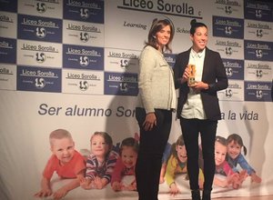 Marta Carro recibe el premio del Colegio Liceo Sorolla.
