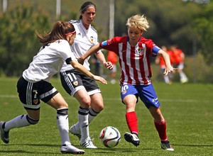 Temporada 2015/2016. Atlético de Madrid Féminas - Valencia CF. Amanda regatea un balón. 