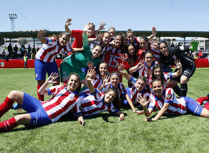 Temporada 15/16. El Atlético Féminas B celebra el título de liga.