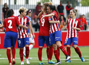 Temporada 2015/2016. Atlético de Madrid Féminas - Granadilla Tenerife. Esther González celebra el go con sus compañeras. 