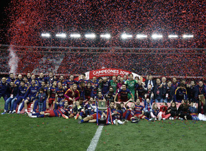 El Barcelona celebra el título de campeón de Copa del Rey en el Vicente Calderón