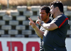 Temporada 13/14. Simeone y Germán Burgos dialogan durante un entrenamiento