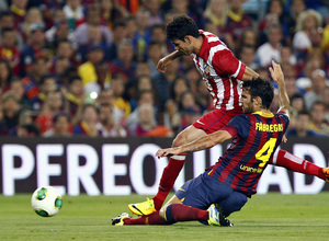 Temporada 2013/2014 FC Barcelona - Atlético de Madrid Cesc Fàbregas intentando parar a Diego Costa