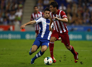 Koke conduciendo el balón ante la presión de un jugador del Espanyol