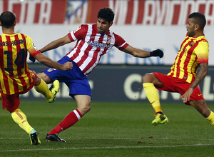 Temporada 13/14 Liga BBVA Atlético de Madrid - Barcelona. Diego Costa remata el balón.